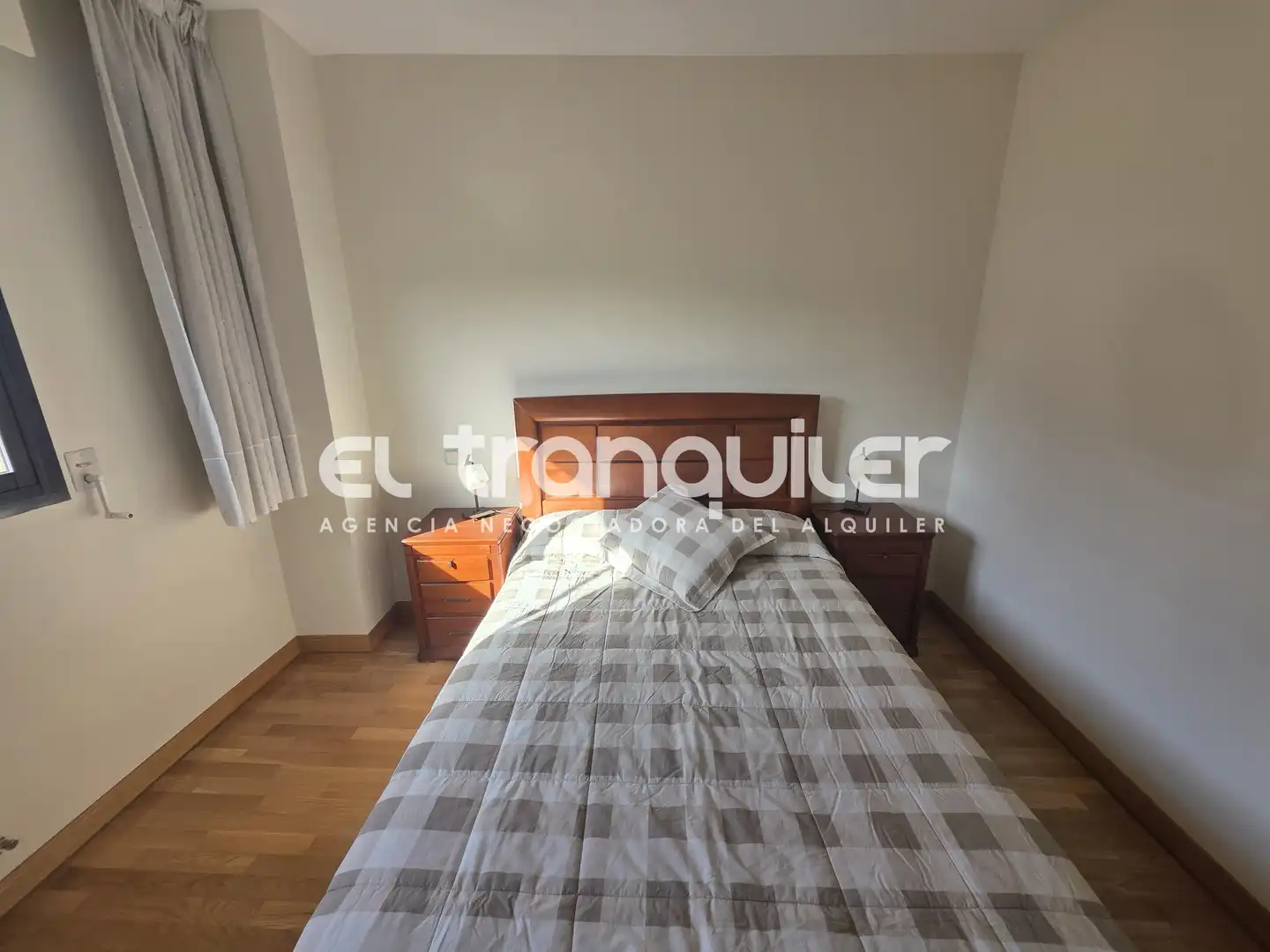 Bedroom of Flat for rent in Madrid  with Air Conditioner, Parquet flooring and Swimming Pool