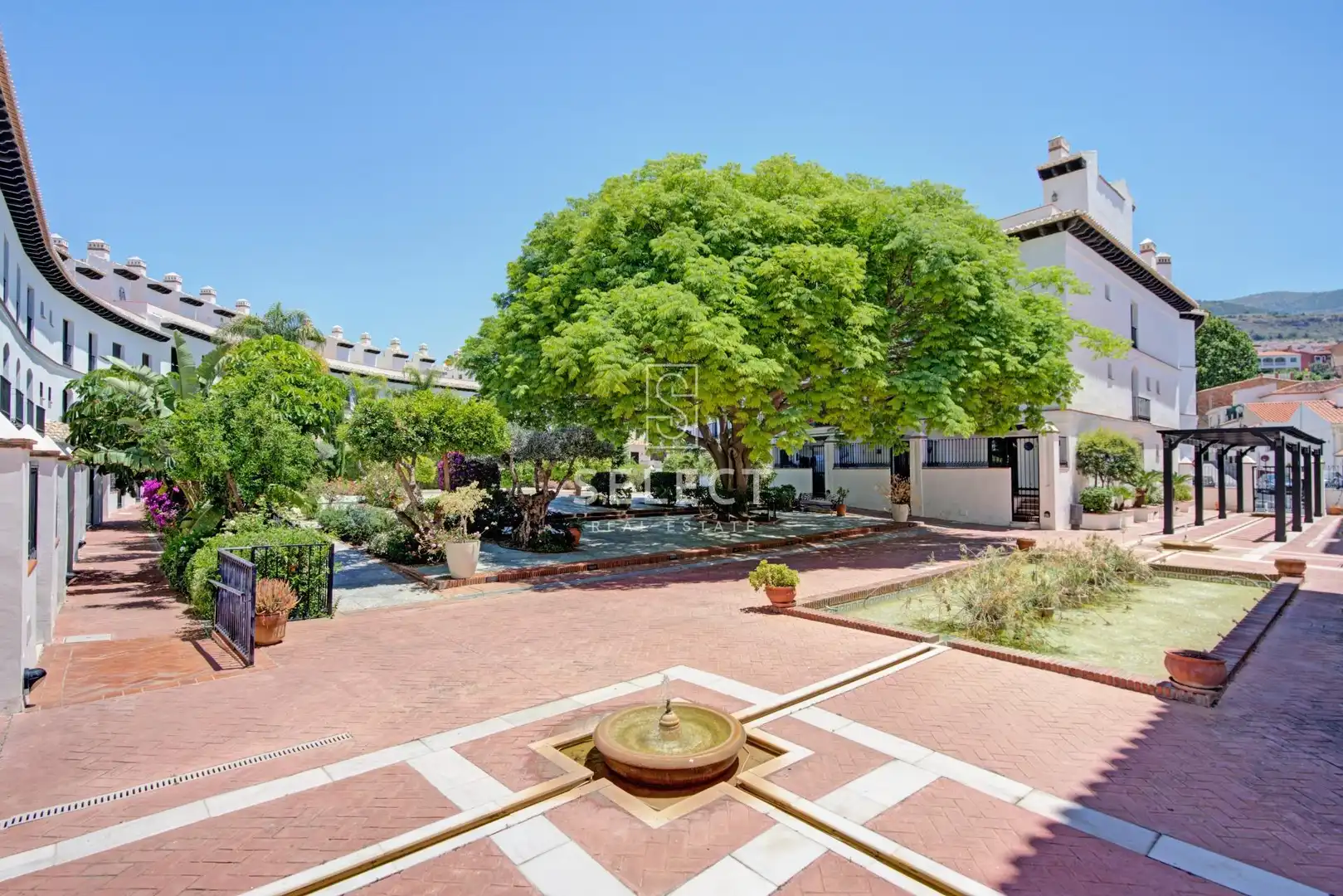 Außenansicht von Wohnungen zum Verkauf in Vélez de Benaudalla mit Klimaanlage, Privatgarten und Terrasse