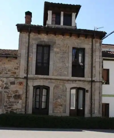 Vista exterior de Casa adosada en venda en Sobrescobio amb Calefacció i Moblat