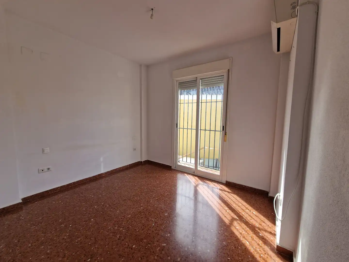 Habitación de Casa adosada en venta en Umbrete con Aire acondicionado, Calefacción y Jardín privado