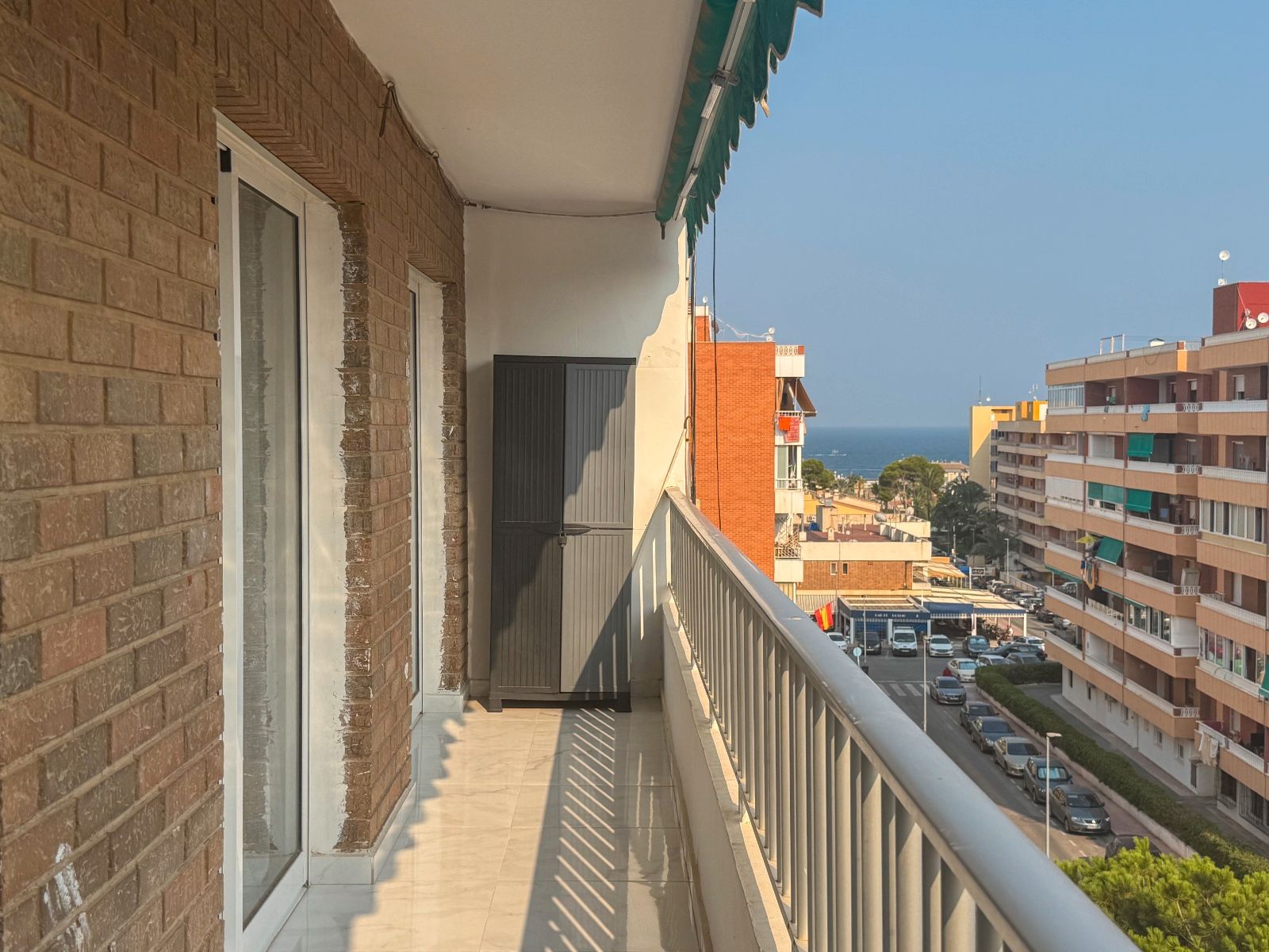 Terrassa de Pis de lloguer en Torrevieja amb Piscina i Moblat