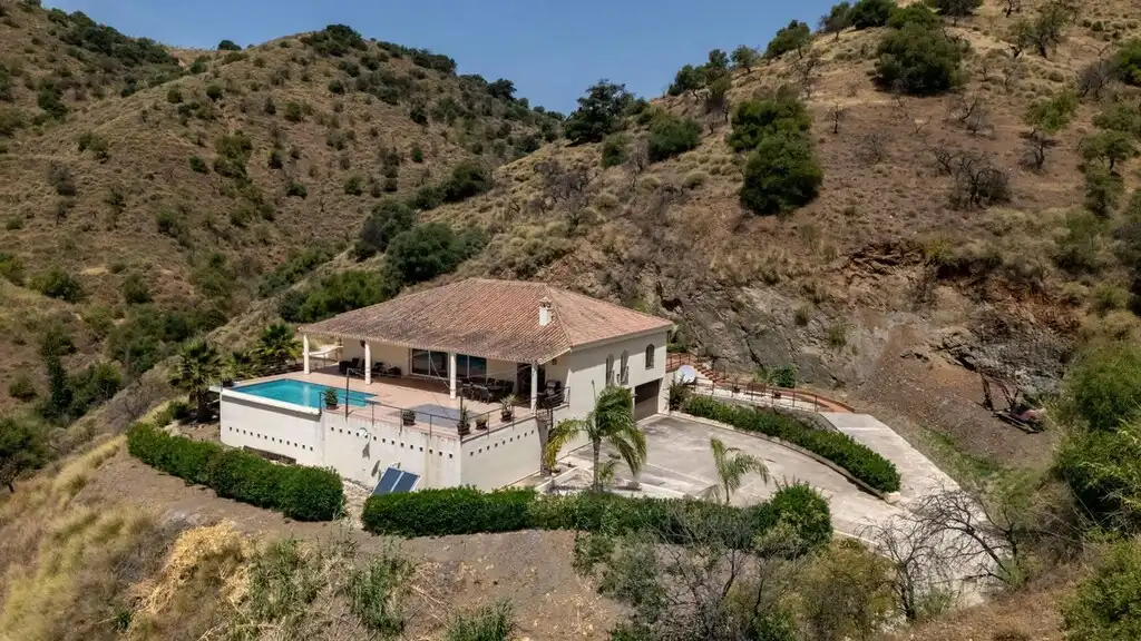 Casa rústica amb piscina en venda a Gibralgalía