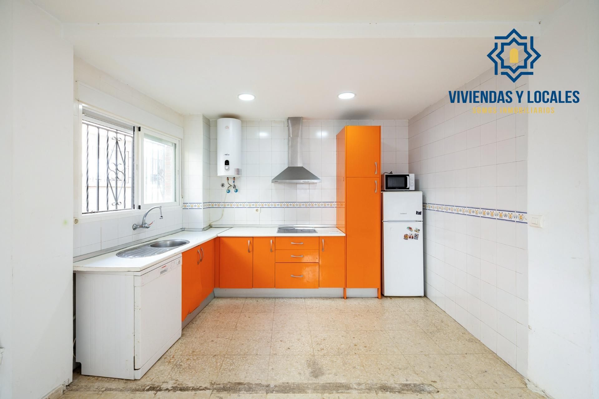 Kitchen of Apartment for sale in  Granada Capital