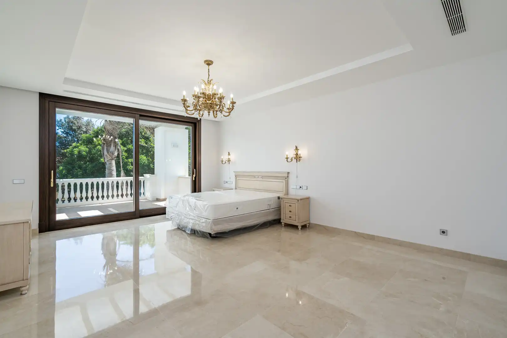 Dormitori de Casa o xalet en venda en Estepona amb Aire condicionat, Jardí privat i Terrassa