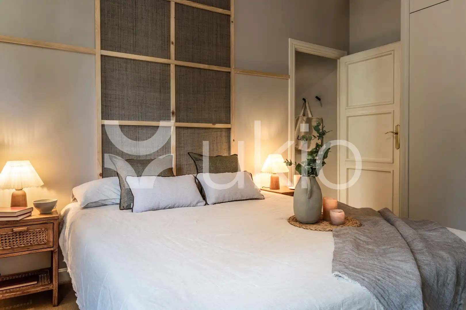 Dormitori de Apartament de lloguer en Madrid amb Aire condicionat, Calefacció i Moblat