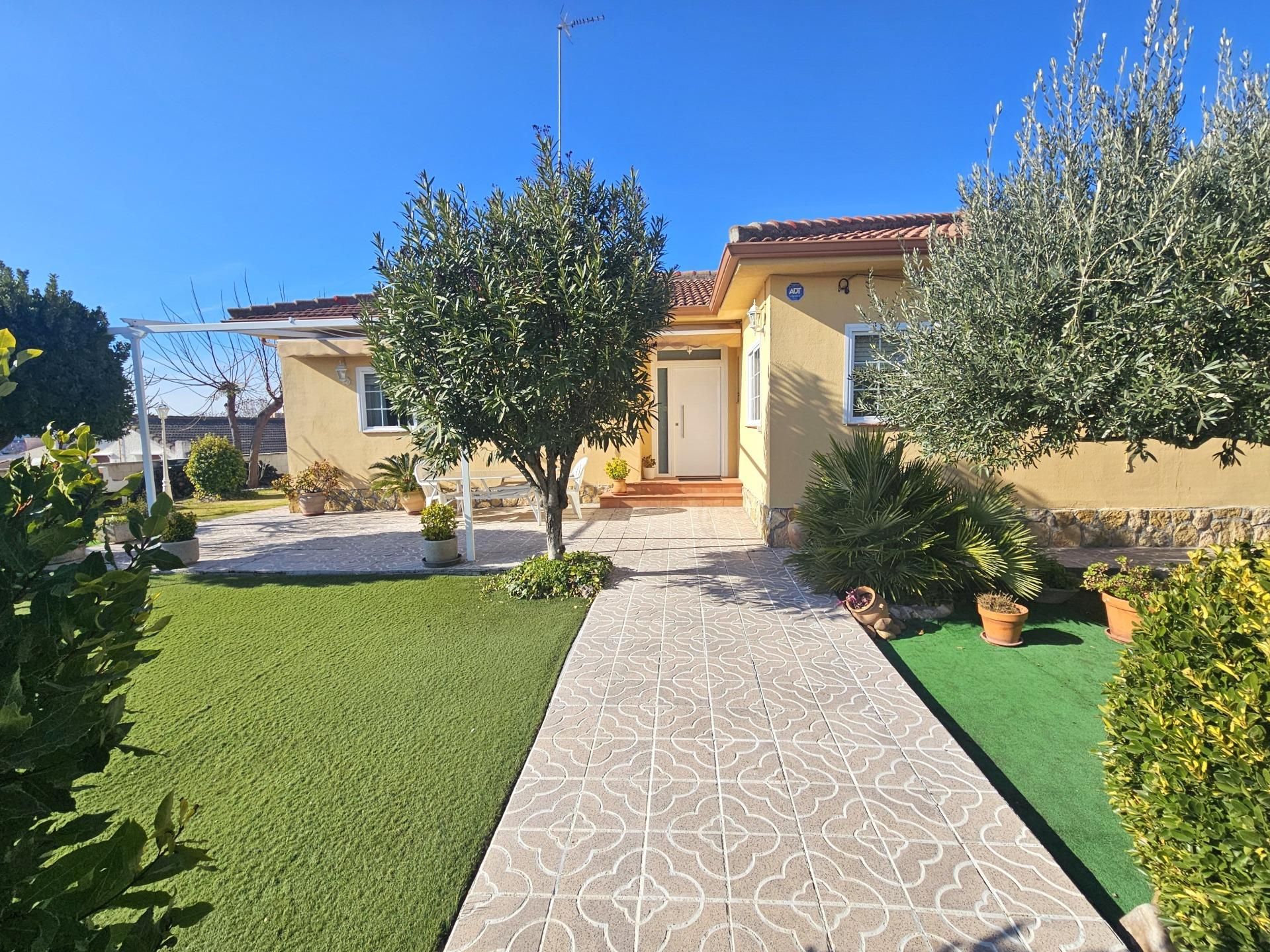 Vista exterior de Casa o xalet en venda en Valdemoro amb Aire condicionat, Calefacció i Jardí privat