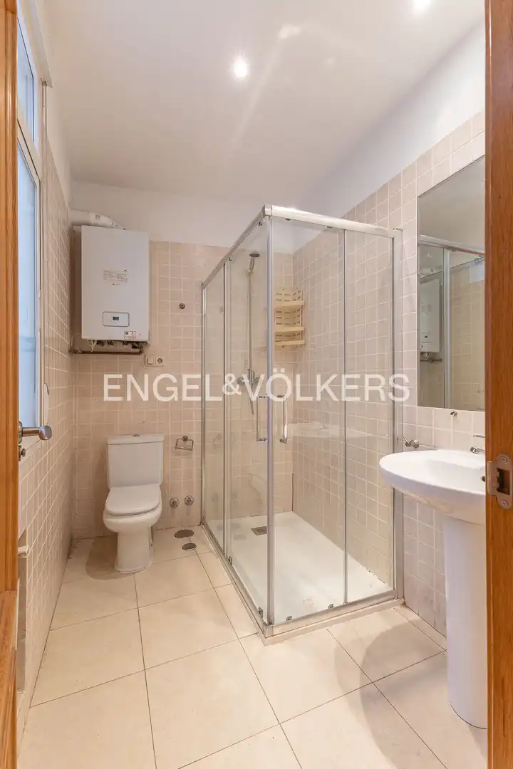 Badezimmer von Wohnung zum Verkauf in Madrid mit Heizung, Abstellraum und Balkon