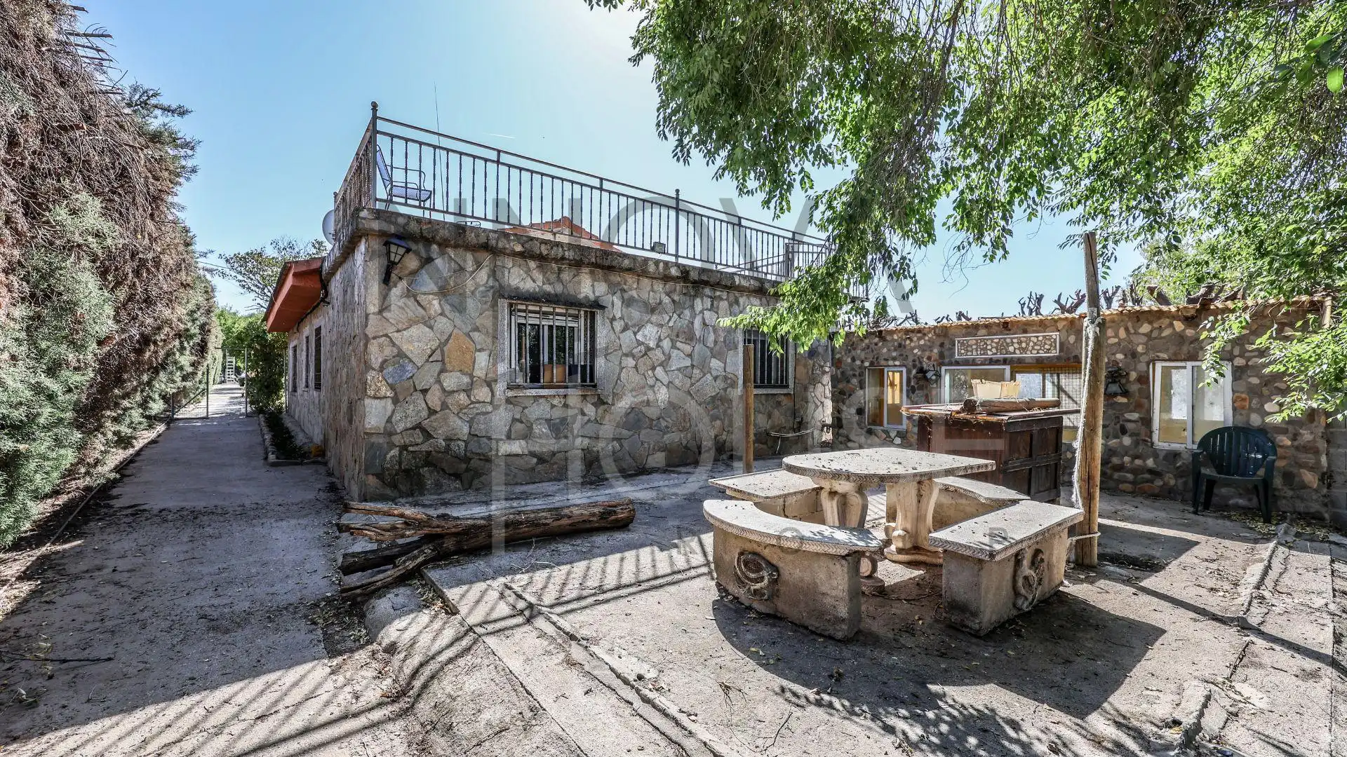 Vista exterior de Casa o xalet en venda en Talamanca de Jarama amb Jardí privat, Terrassa i Piscina