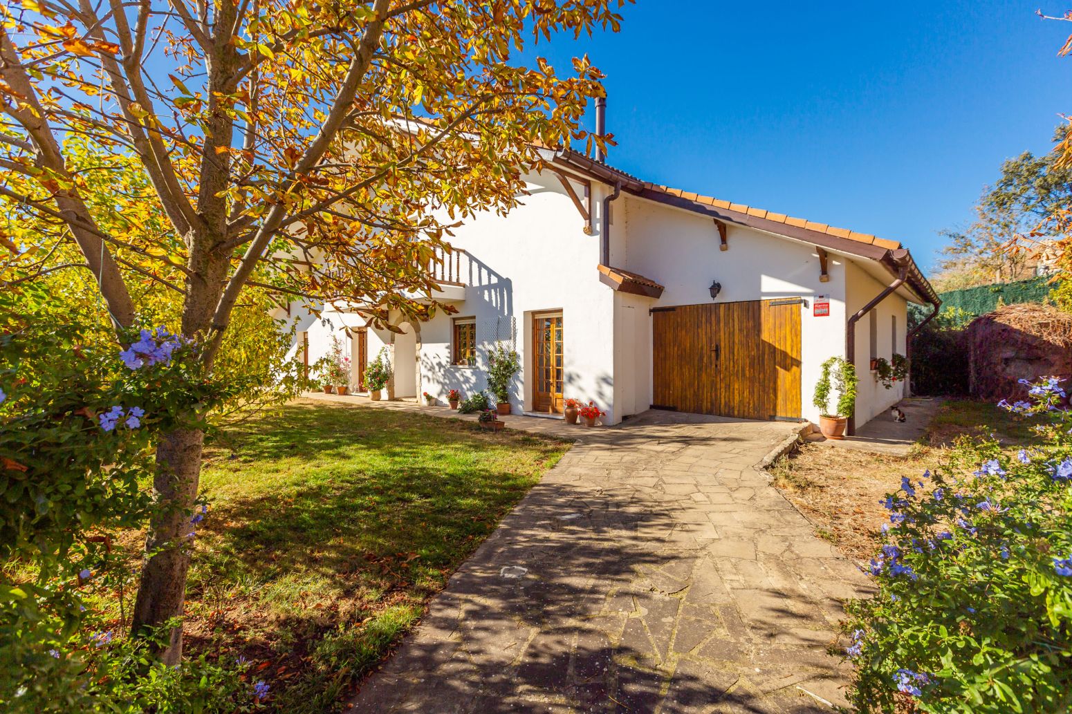 Vista exterior de Casa o xalet en venda en Los Arcos amb Calefacció, Parquet i Balcó
