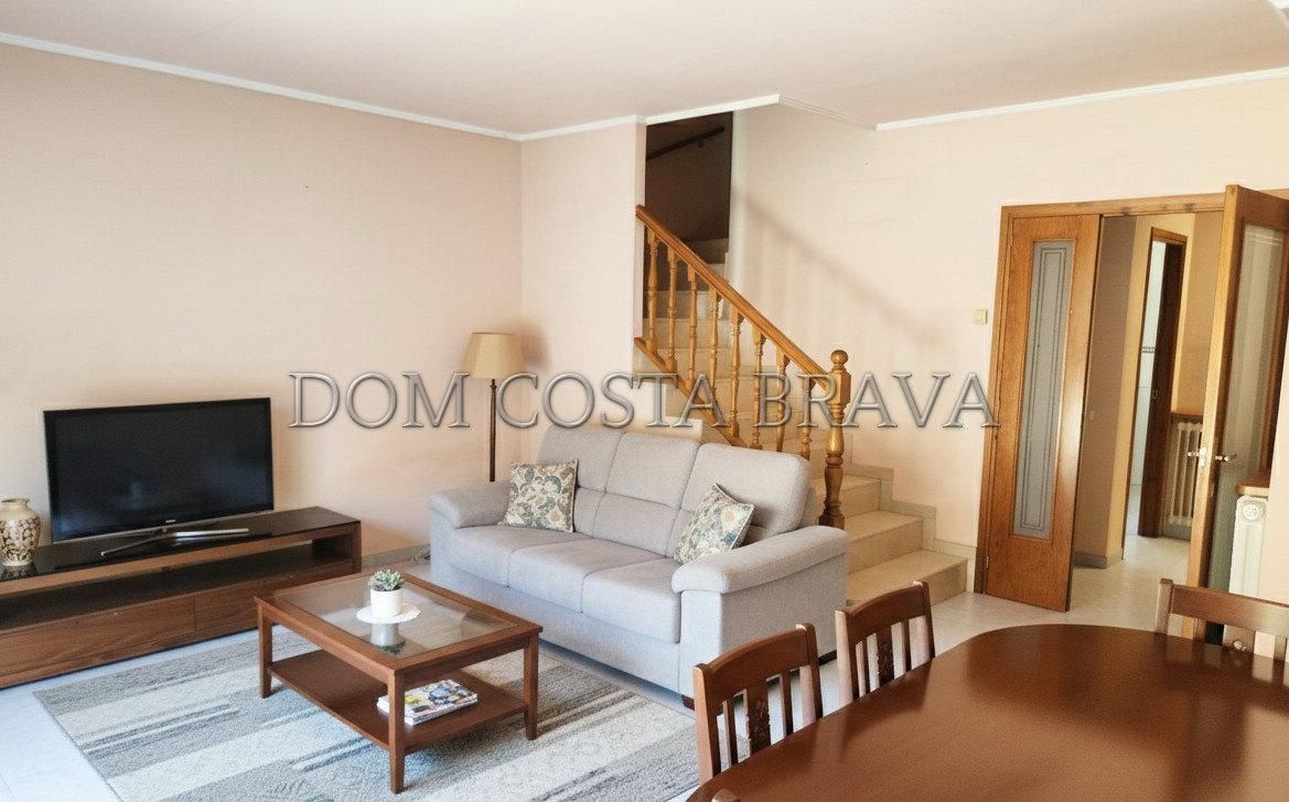 Sala d'estar de Casa adosada en venda en Olot amb Calefacció