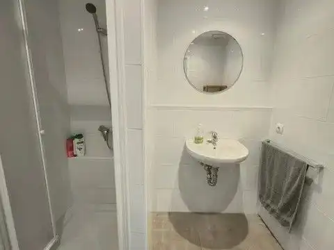 Badezimmer von Dachboden zum Verkauf in Pals mit Terrasse, Möbliert und Gemeinschaftspool