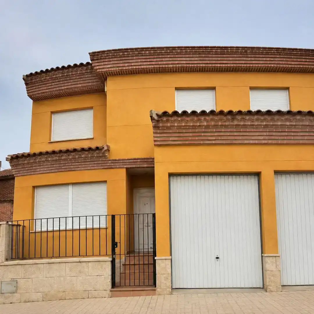 Vista exterior de Casa adosada en venda en Iniesta amb Balcó