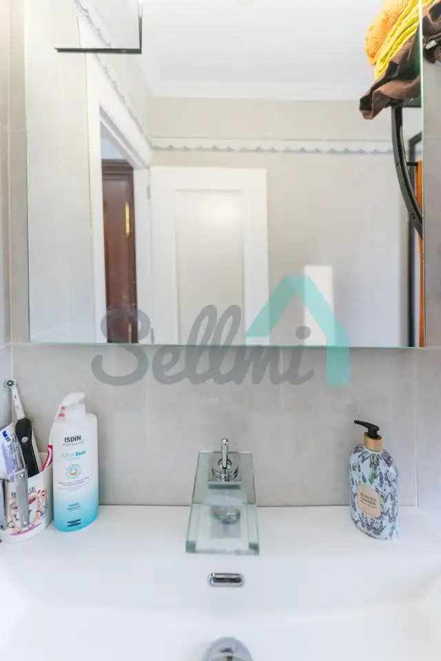 Bathroom of Flat for sale in Gijón   with Terrace and Furnished