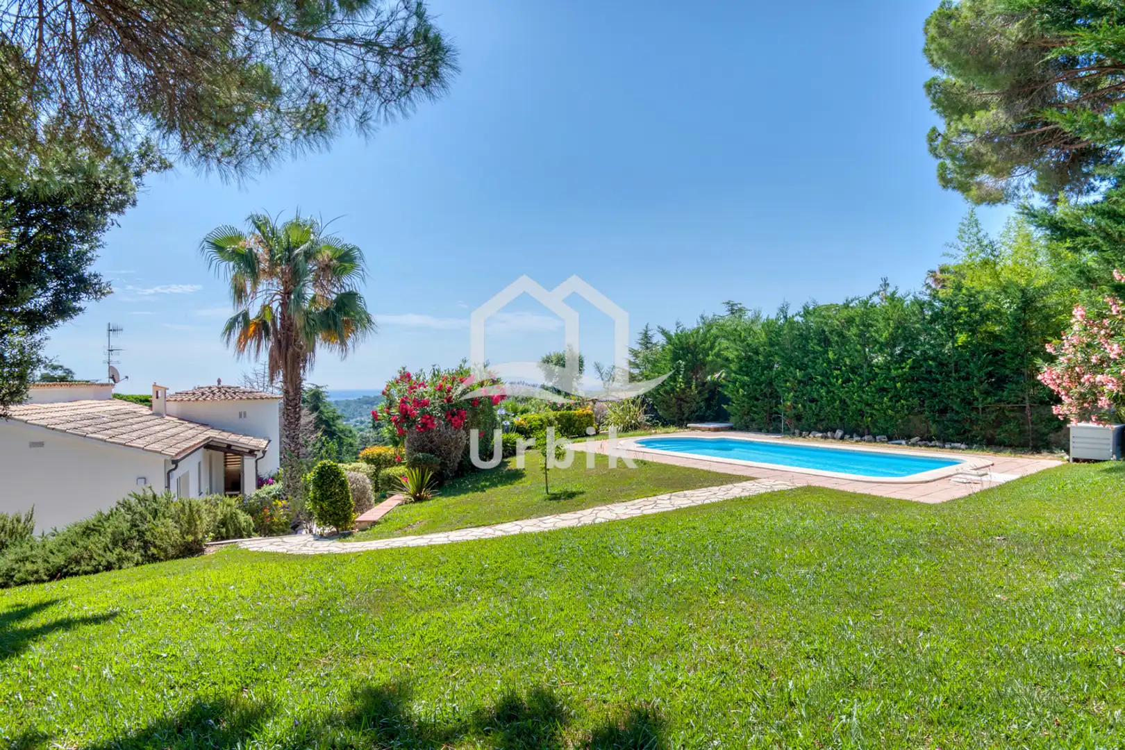 Casa amb piscina en venda a Carrer de les Oliveres
