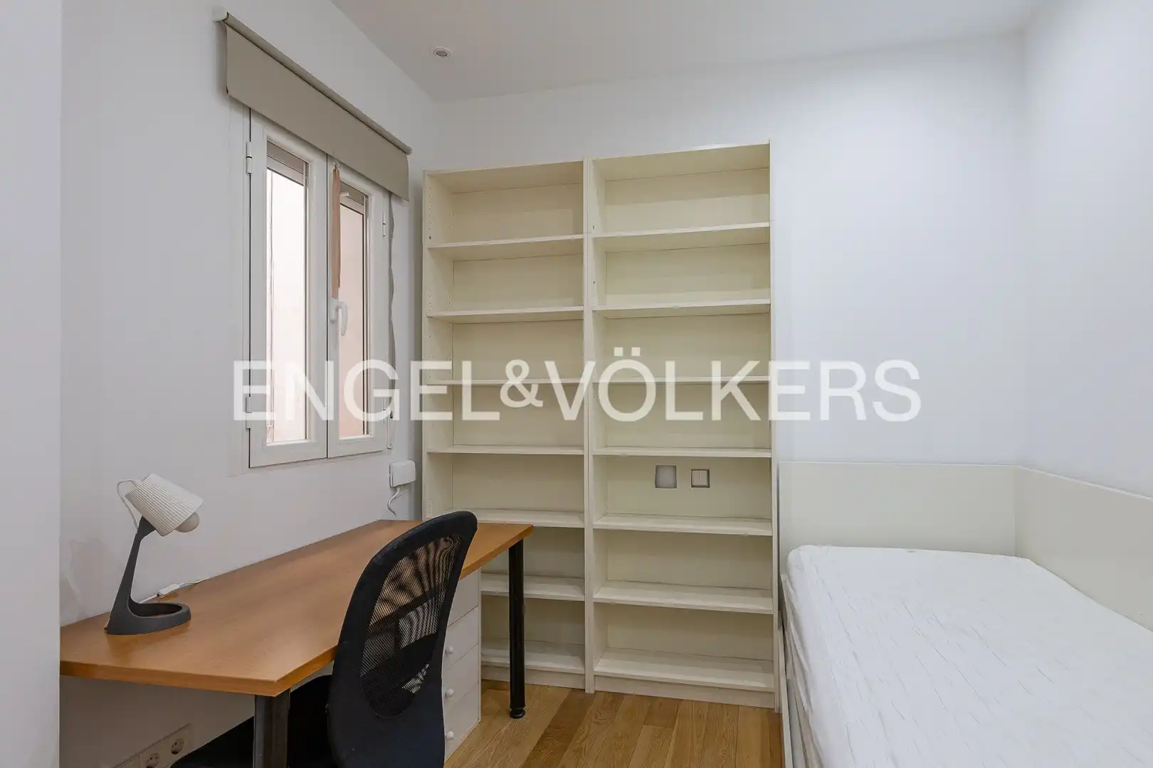 Schlafzimmer von Wohnung zur Miete in Madrid mit Heizung, Möbliert und Balkon