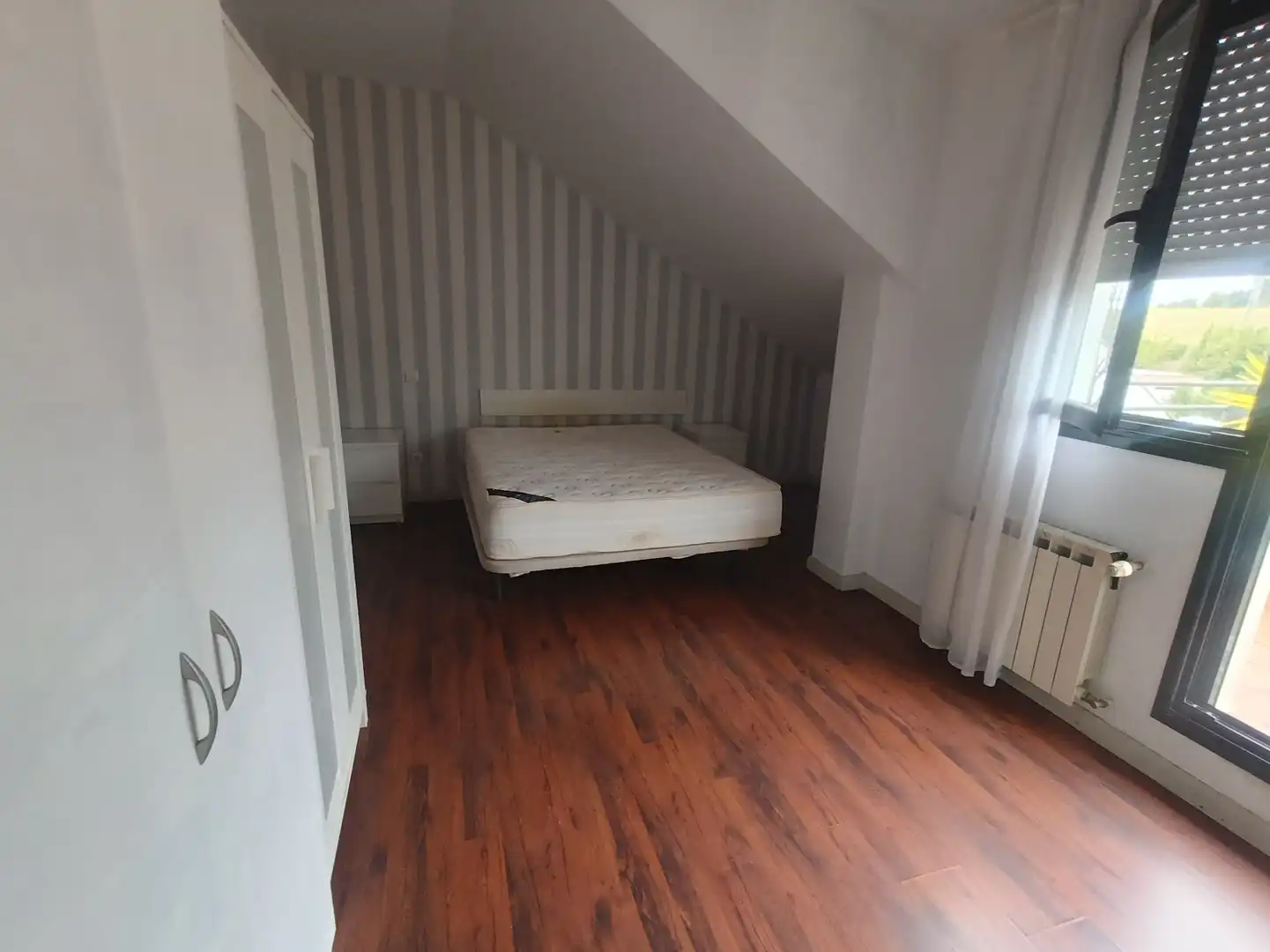 Schlafzimmer von Dachboden zum Verkauf in Cartes mit Heizung, Parkett und Terrasse
