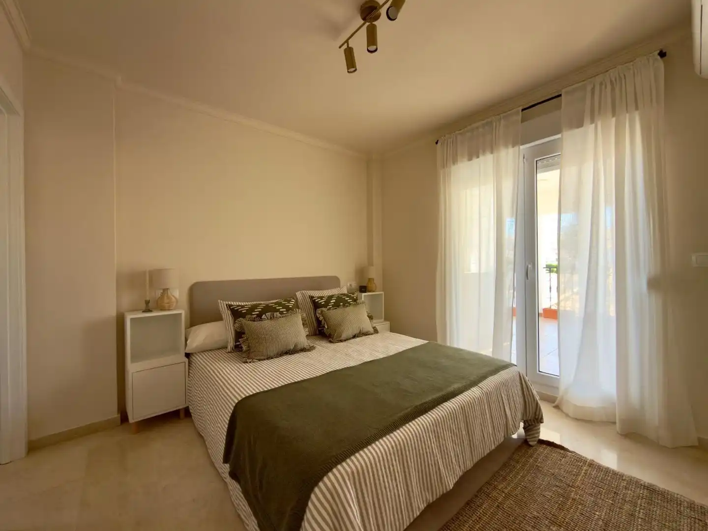 Schlafzimmer von Erdgeschoss zum Verkauf in Rincón de la Victoria mit Klimaanlage, Privatgarten und Terrasse