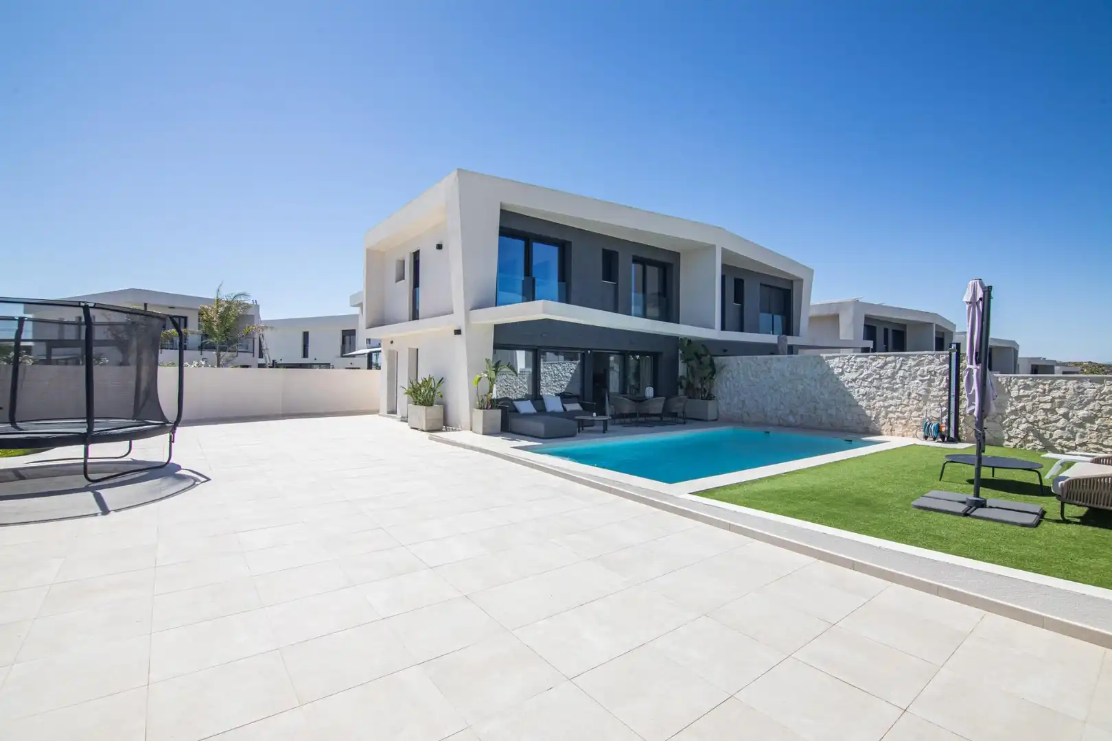 Vista exterior de Casa o xalet de lloguer en Santa Pola amb Aire condicionat, Calefacció i Jardí privat