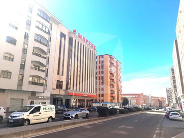 Bureau avec ascenseur à louer à Avenida Juan Pereda Pila