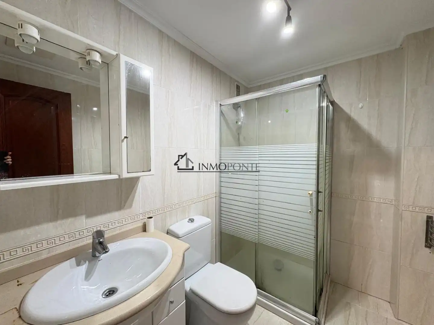 Bany de Apartament en venda en Pontevedra Capital  amb Calefacció i Traster