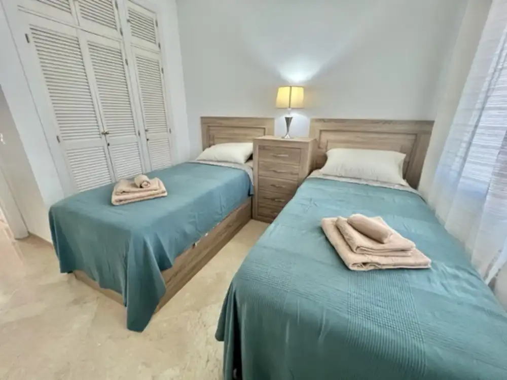 Habitación de Apartamento de alquiler en Estepona con Aire acondicionado, Terraza y Piscina