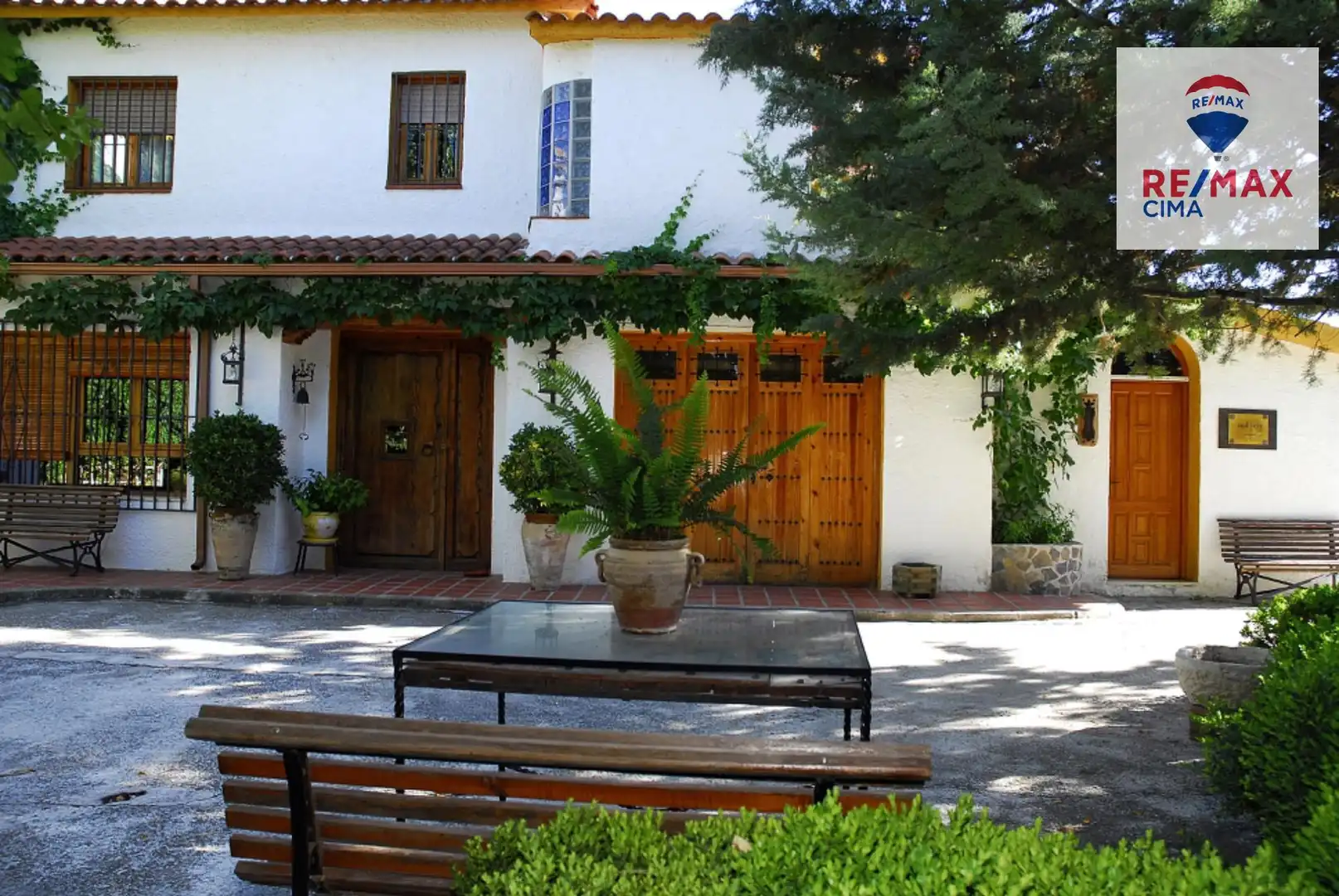 Vista exterior de Casa o xalet en venda en Baza amb Aire condicionat, Calefacció i Jardí privat