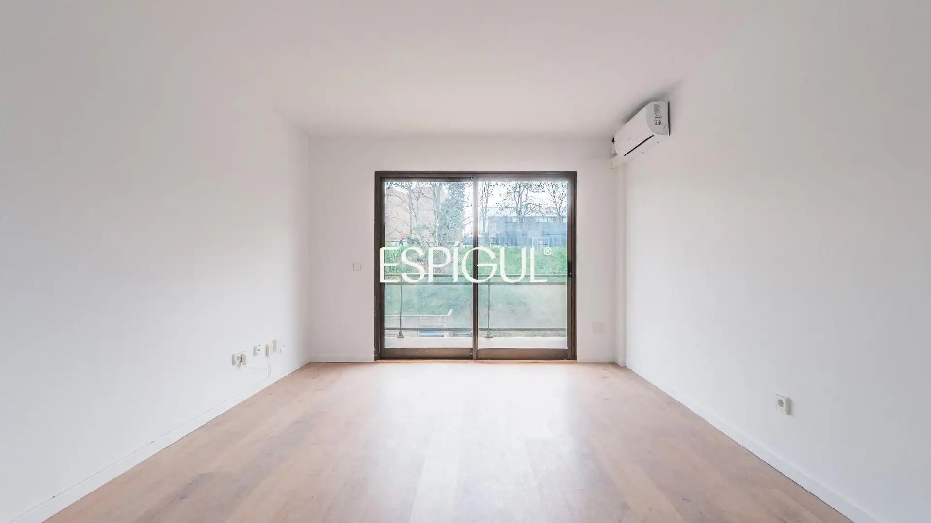 Bedroom of Flat for sale in Girona Capital  with Air Conditioner, Parquet flooring and Terrace