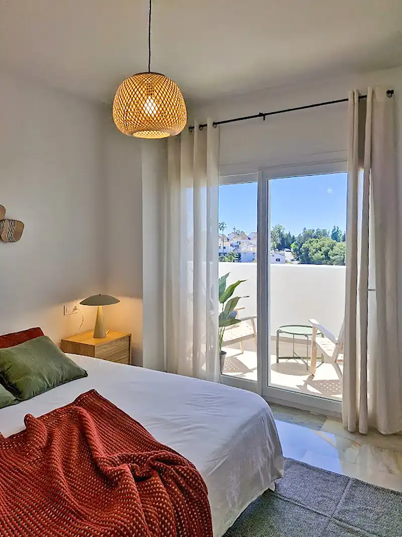Dormitori de Apartament en venda en Estepona amb Terrassa, Piscina i Piscina comunitària