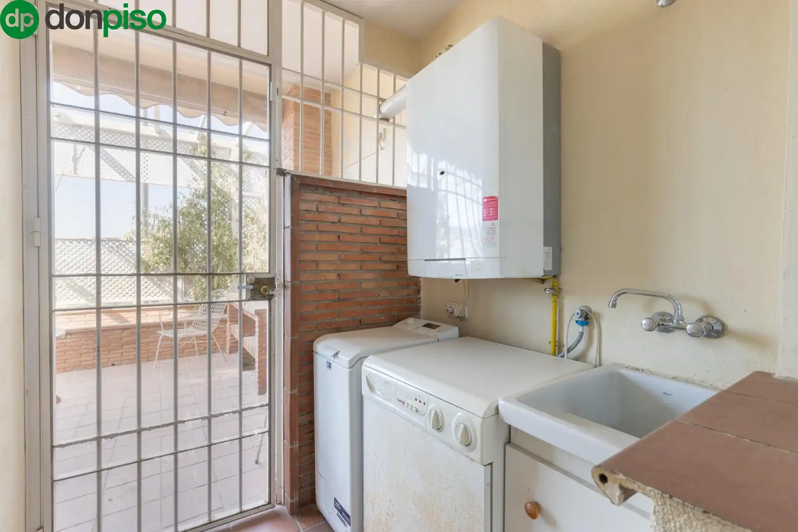 Küche von Einfamilien-Reihenhaus zum Verkauf in Granada mit Klimaanlage, Heizung und Terrasse