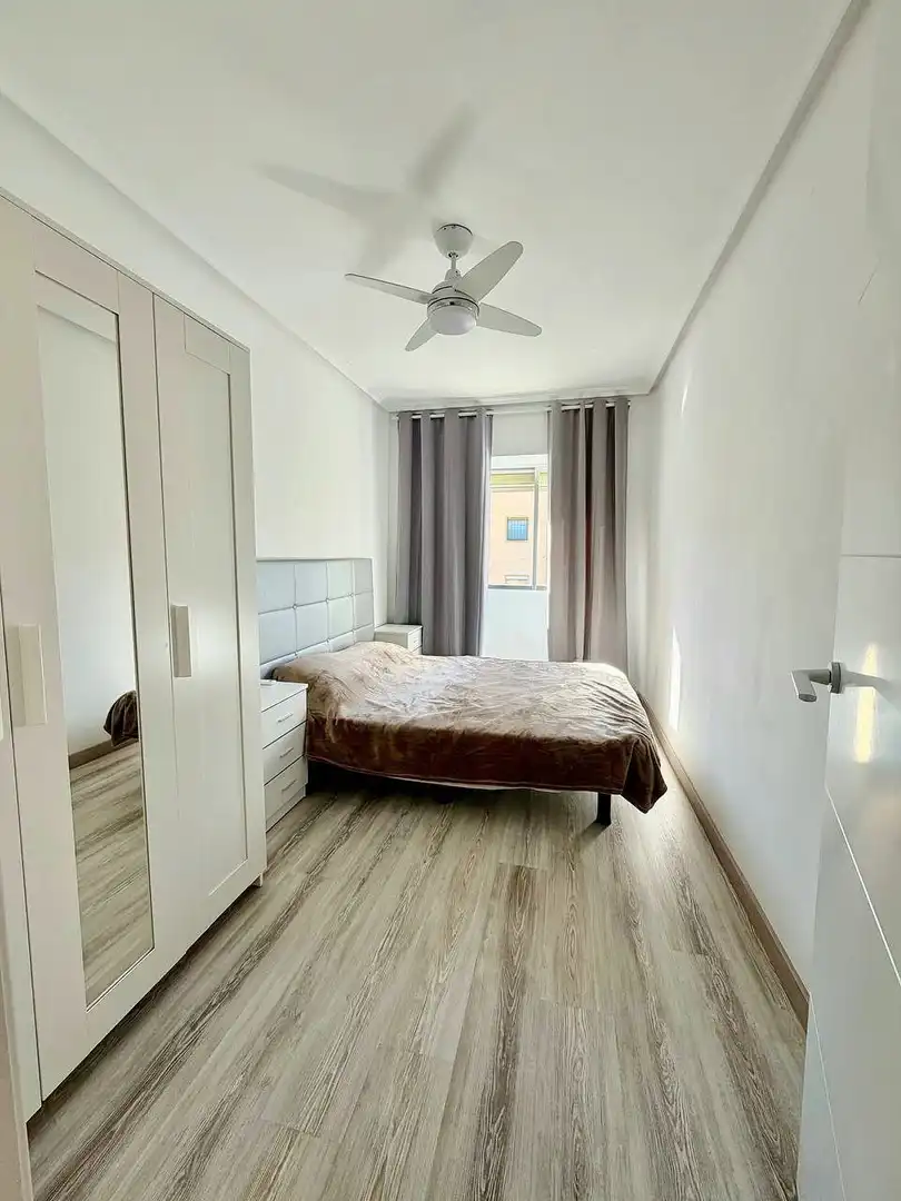Dormitori de Apartament en venda en Alicante / Alacant amb Aire condicionat, Terrassa i Moblat