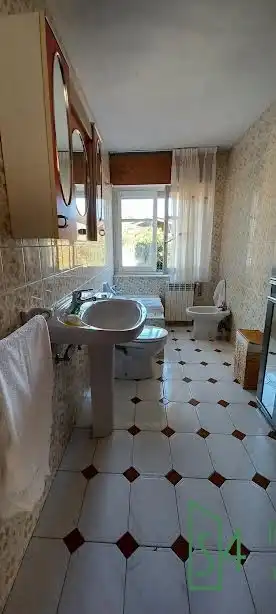 Badezimmer von Einfamilien-Reihenhaus zum Verkauf in Oviedo  mit Privatgarten, Möbliert und Ofen