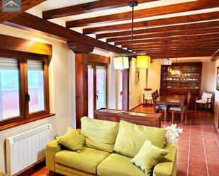 Sala d'estar de Casa adosada en venda en Miengo amb Calefacció, Jardí privat i Terrassa