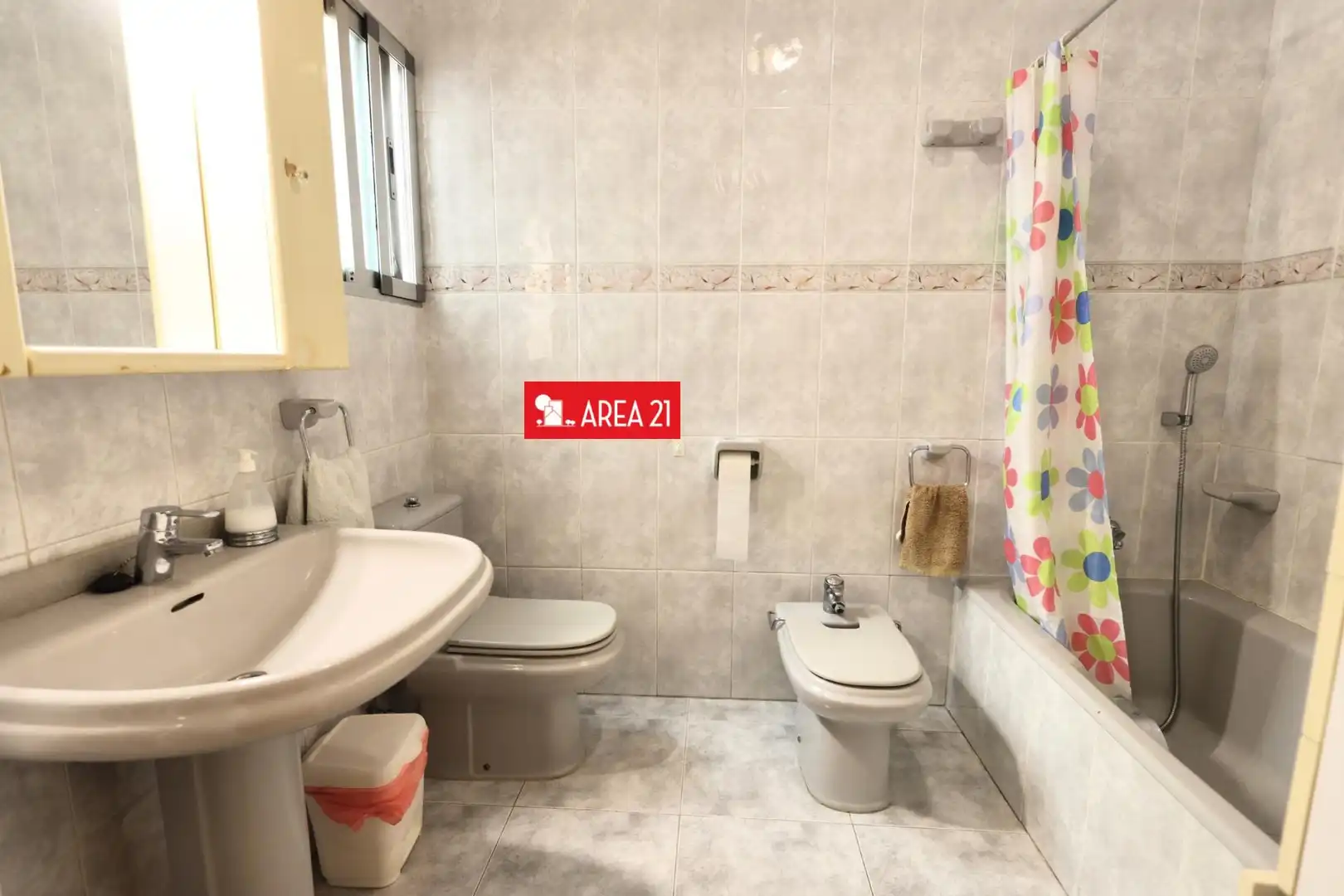 Bany de Casa o xalet en venda en La Pobla de Vallbona amb Aire condicionat, Terrassa i Traster