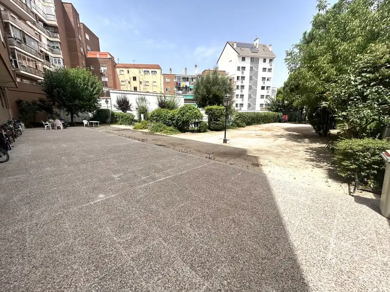 Aparcament de Pis en venda en Madrid amb Calefacció i Piscina