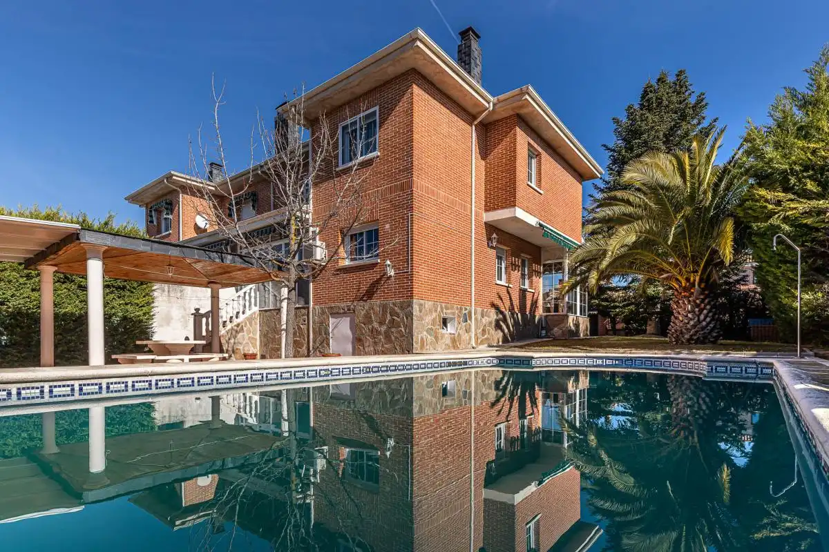 Piscina de Casa adosada en venta en Villalbilla con Calefacción, Jardín privado y Trastero
