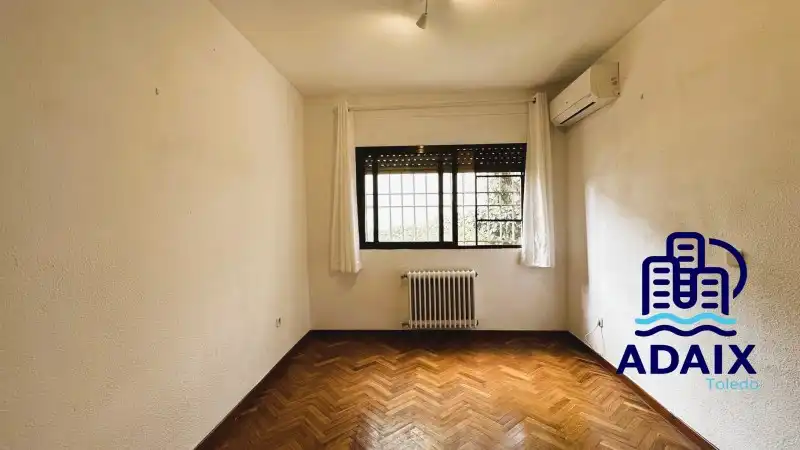 Schlafzimmer von Haus oder Chalet zum Verkauf in Bargas mit Klimaanlage, Heizung und Terrasse