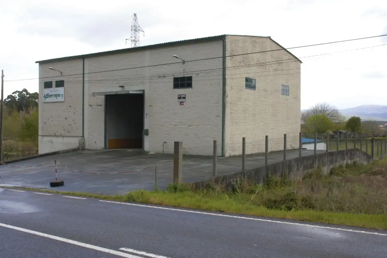 Vista exterior de Nave industrial en venta en Padrón
