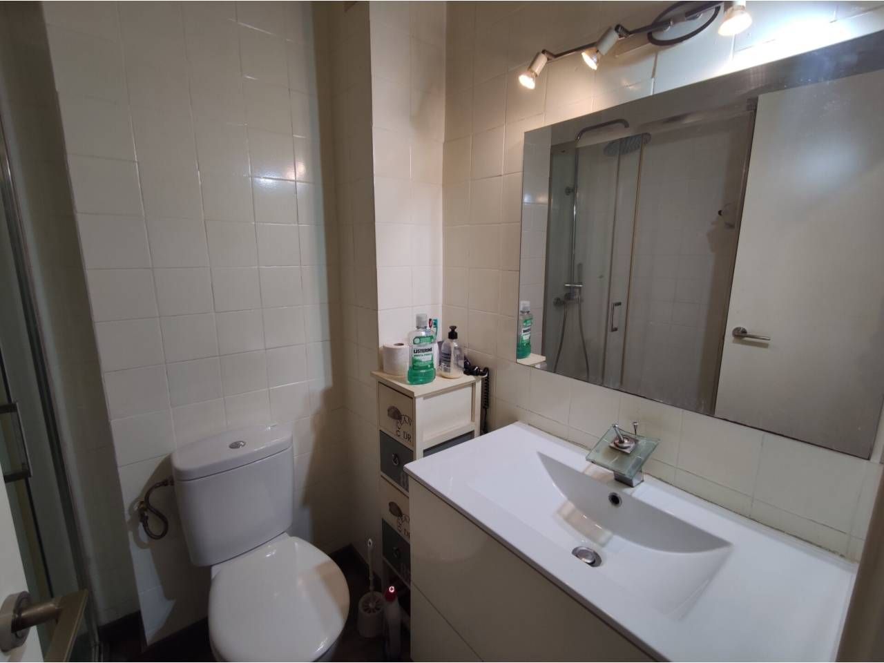 Bathroom of Flat for sale in Girona Capital  with Air Conditioner, Parquet flooring and Balcony