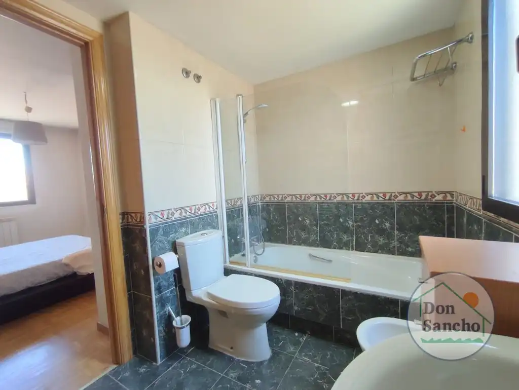 Baño de Casa adosada en venta en Viana de Cega con Calefacción, Jardín privado y Terraza