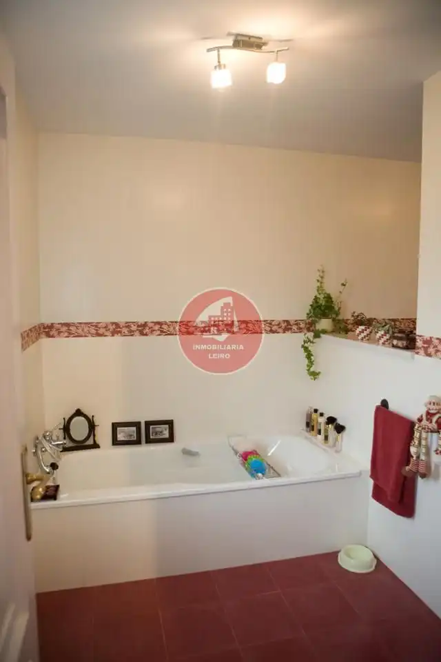 Bany de Casa o xalet en venda en Pontevedra Capital  amb Jardí privat, Terrassa i Moblat