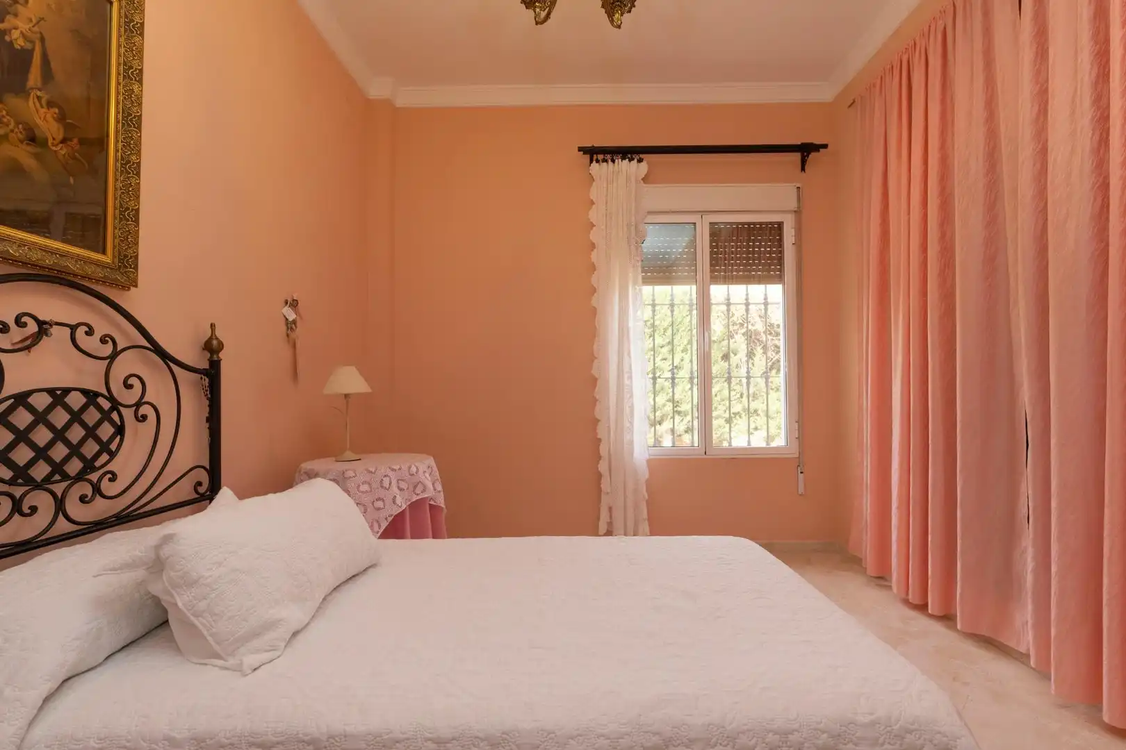 Dormitori de Casa o xalet en venda en Sanlúcar la Mayor amb Jardí privat, Traster i Piscina
