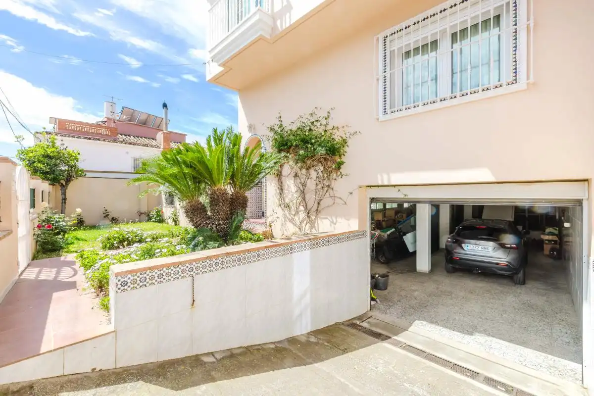Vista exterior de Casa adosada en venda en Benalmádena amb Aire condicionat, Calefacció i Jardí privat