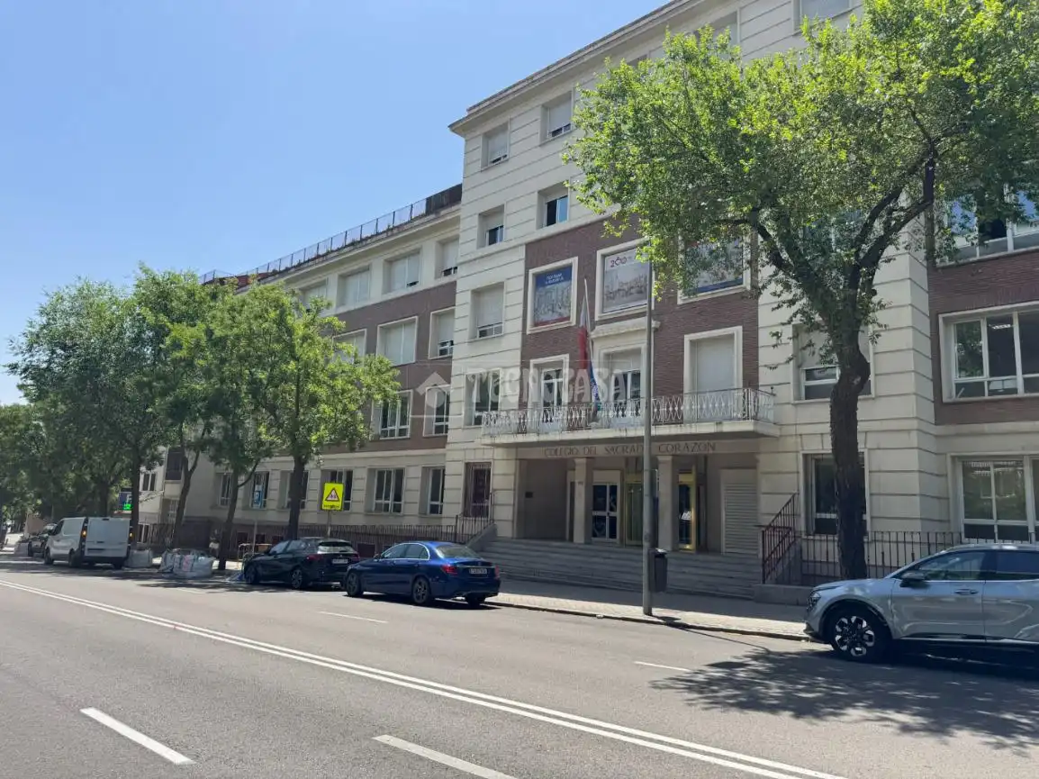 Vista exterior de Local en venda en Madrid amb Parquet