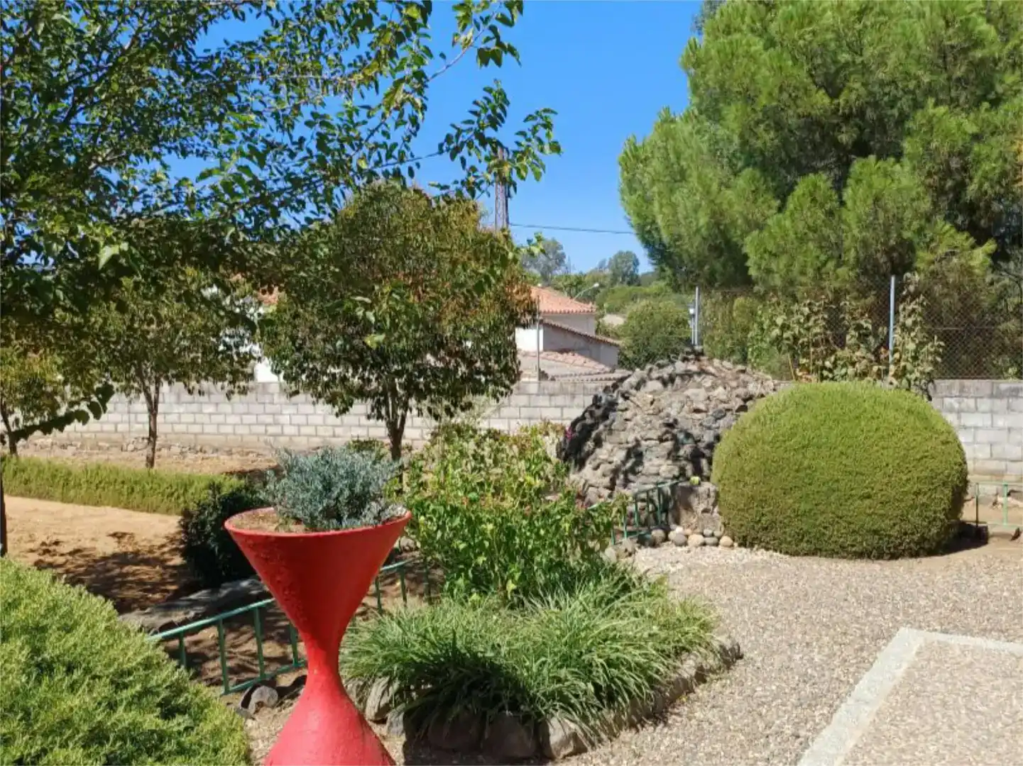 Vista exterior de Piso en venta en El Castillo de las Guardas con Jardín privado, Trastero y Piscina