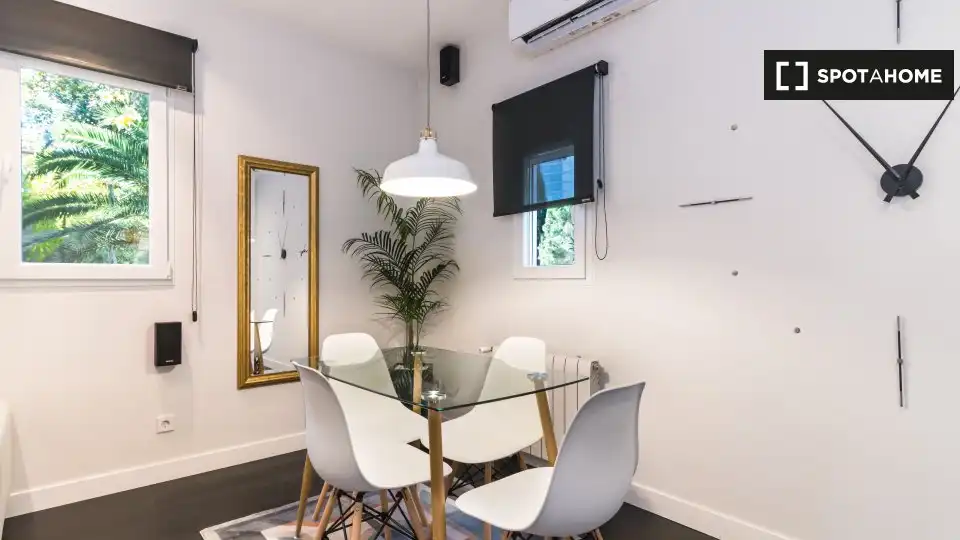 Comedor de Estudio para compartir en Madrid con Aire acondicionado, Terraza y Amueblado