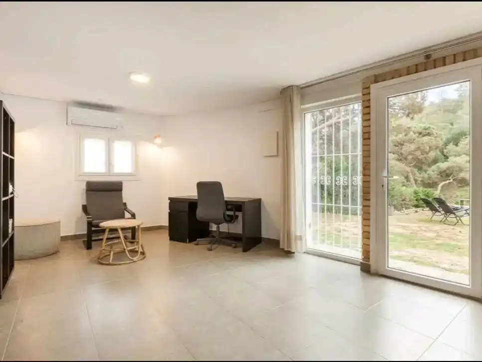 Loft zur Miete in Vallromanes mit Klimaanlage, Abstellraum und Schwimmbad