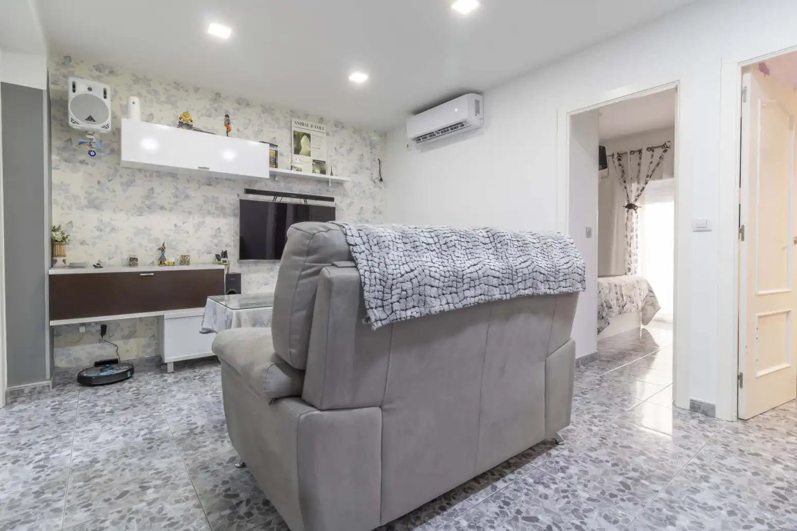 Living room of Flat for sale in Sevilla  with Air Conditioner, Storage room and Balcony