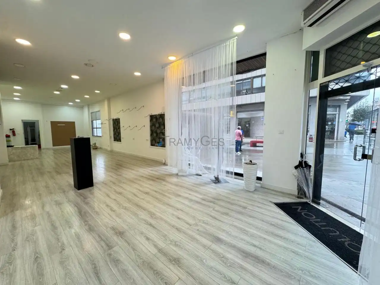 Local comercial en alquiler en CAMELIAS, imagen 4
