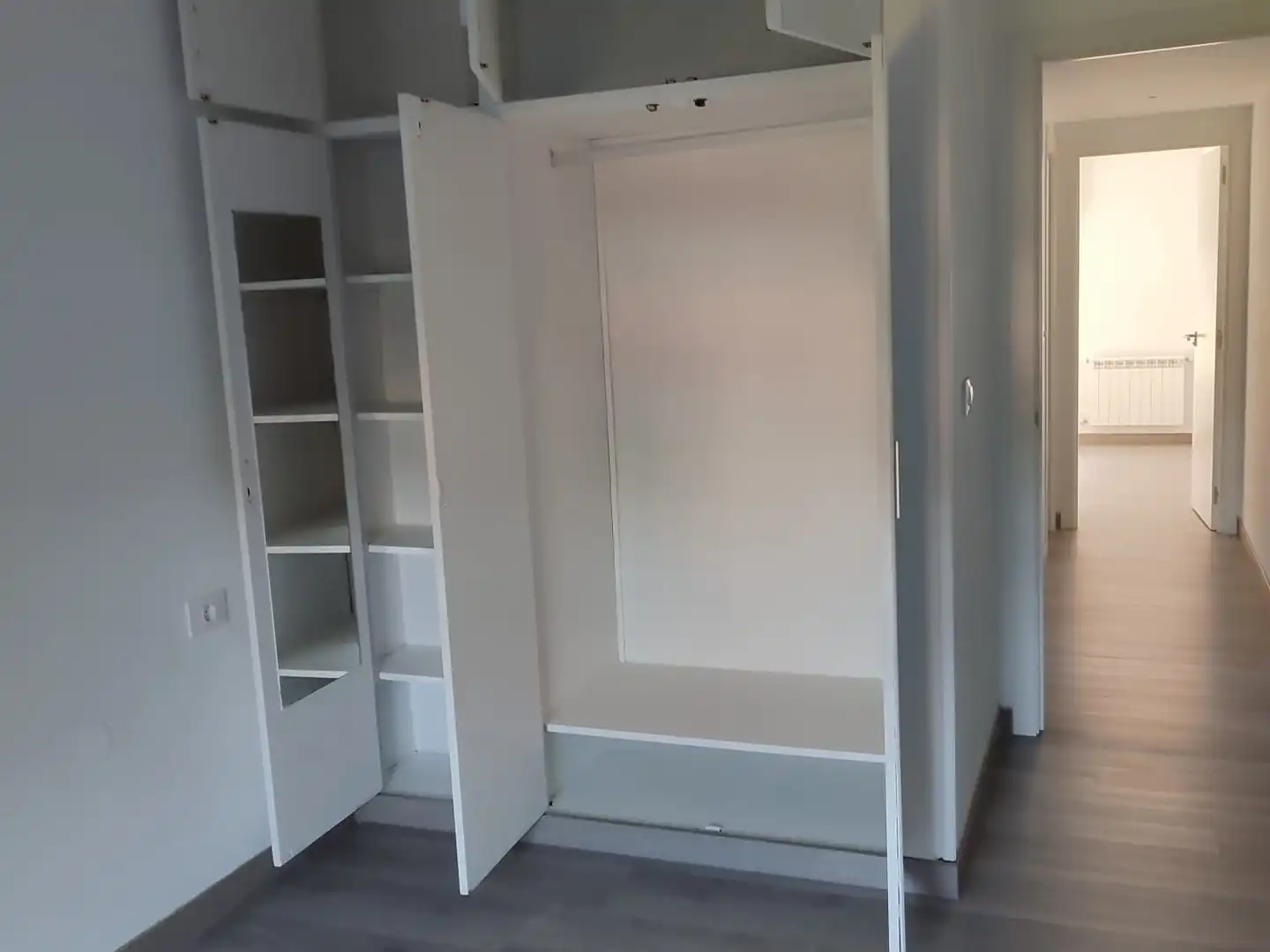 Schlafzimmer von Wohnung zur Miete in Santiago de Compostela  mit Heizung, Abstellraum und Ofen