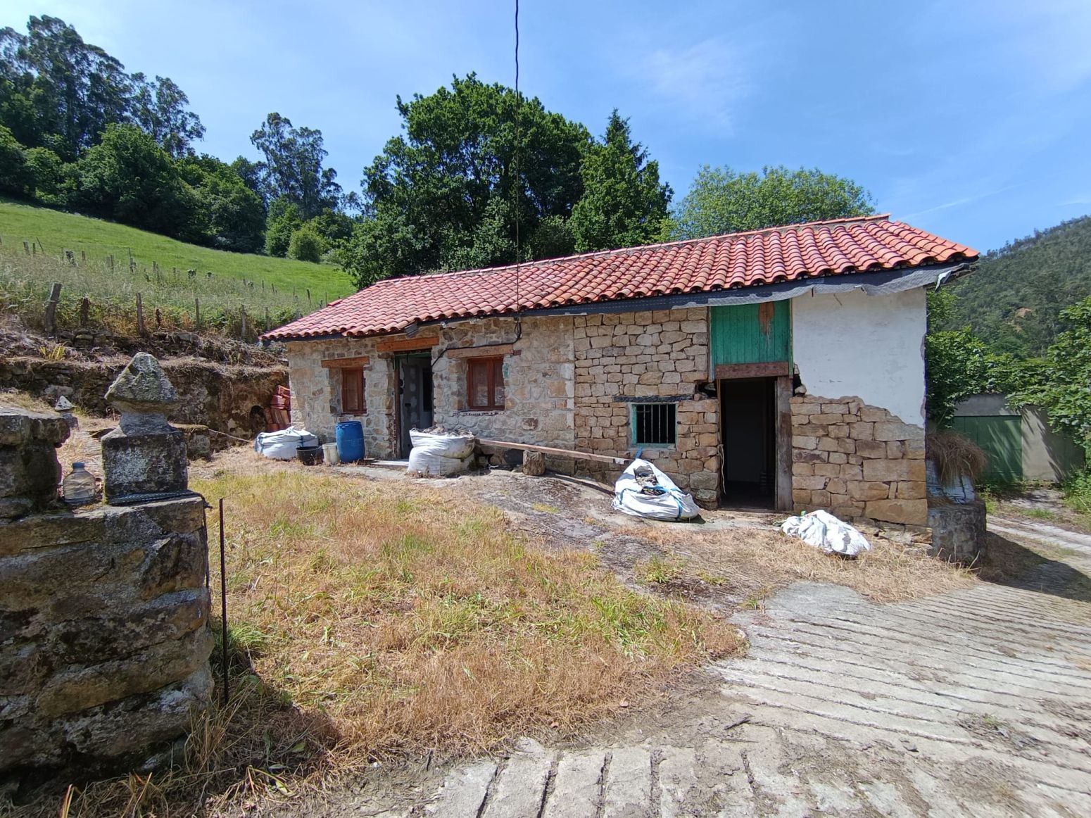 Vista exterior de Casa o xalet en venda en Los Corrales de Buelna  amb Jardí privat i Traster